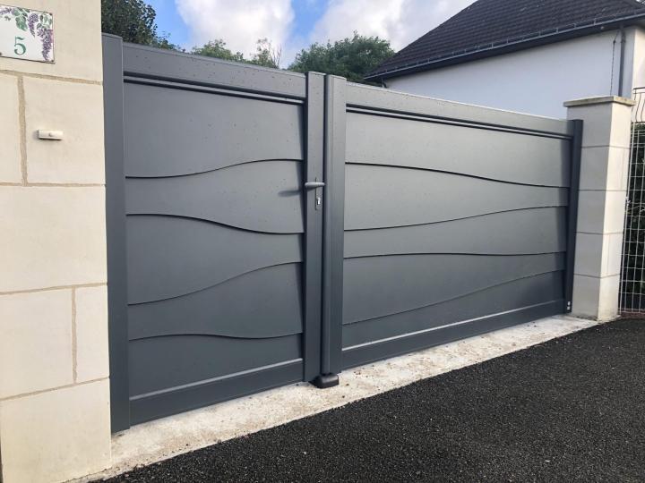 Faites installer un portail sur mesure par Moulins Fenêtres.